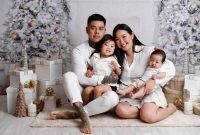 Family color coordinated portraits outfit ideas picture families spring christmas outfits nailed who tulle photoshoot matching portrait holiday photography winter